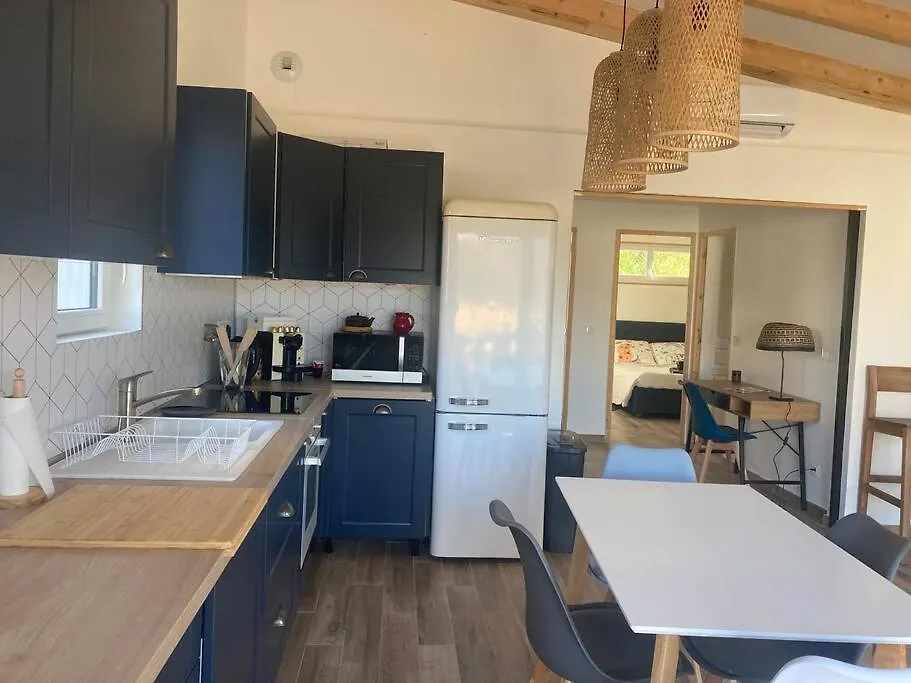 Petite maison avec terrasse.-1